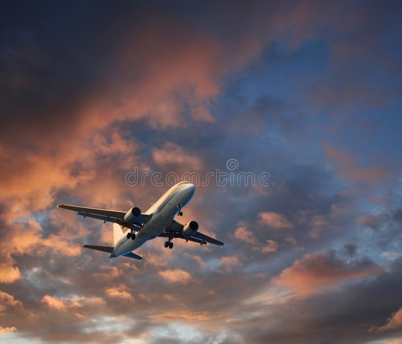 Despegue dramático del cloudscape del aeroplano