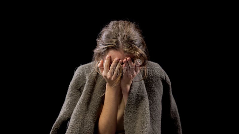 Desperacka młoda żeńska nakrycie twarz z rękami, psychologiczny uraz, nadużycie fotografia stock Desperacka młoda żeńska nakrycie twarz z rękami, psychologiczny uraz, nadużycie fotografia stock
