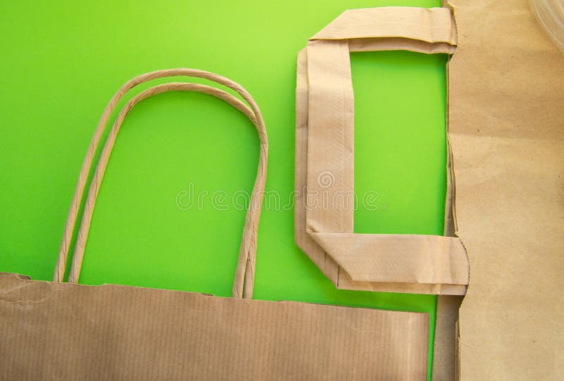 DesperdÃcio zero, saco reciclado livre plástico da produção no saco de papel, conceito da proteção ambiental, vista superio foto de stock royalty free DesperdÃcio zero, saco reciclado livre plástico da produção no saco de papel, conceito da proteção ambiental, vista superio foto de stock royalty free