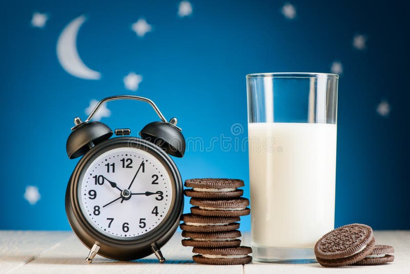 Despertador, cookies e leite imagens de stock Despertador, cookies e leite imagens de stock