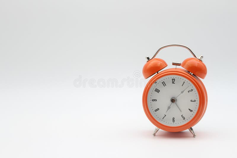 Despertador de cor laranja com fundo branco fotos de stock