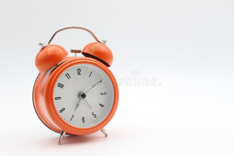 Despertador de cor laranja com fundo branco foto de stock