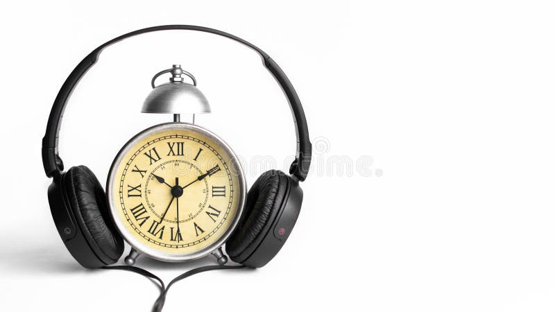Despertador do vintage com Roman Numeral e fundo branco para imagens de stock Despertador do vintage com Roman Numeral e fundo branco para imagens de stock