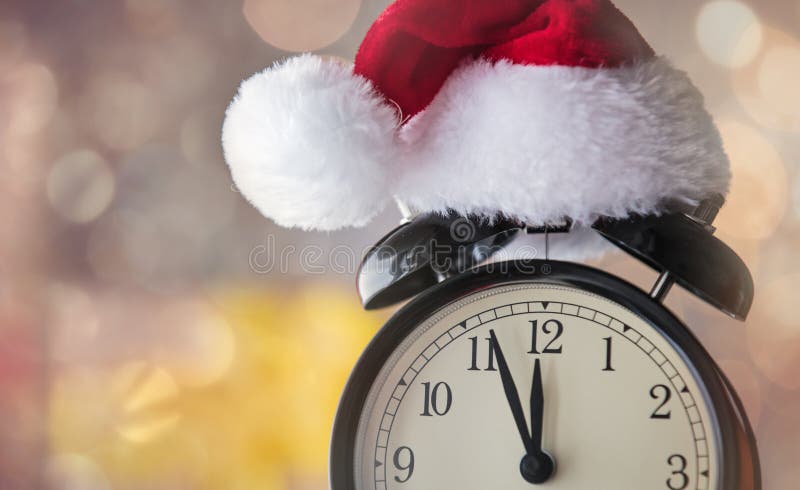 Despertador do vintage no chapéu de Santa Claus com presente do Natal imagem de stock Despertador do vintage no chapéu de Santa Claus com presente do Natal imagem de stock