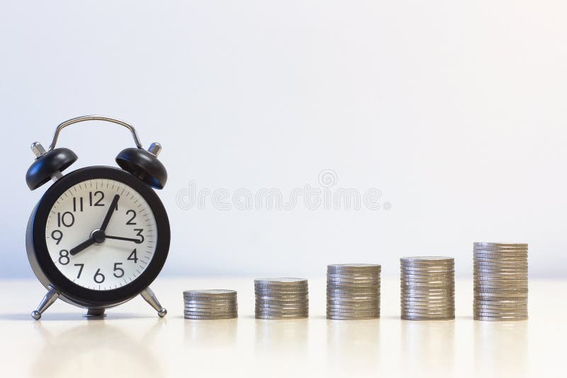 Despertador e uma pilha das moedas conceito do lucro e do negócio fotografia de stock royalty free Despertador e uma pilha das moedas conceito do lucro e do negócio fotografia de stock royalty free