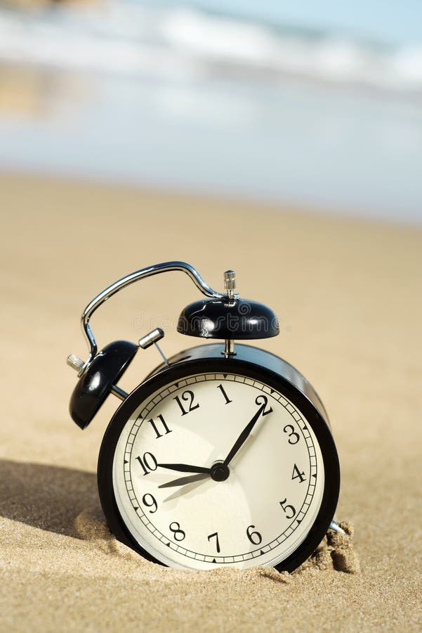 Despertador na praia imagem de stock royalty free