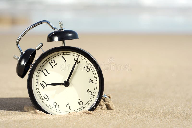 Despertador na praia foto de stock