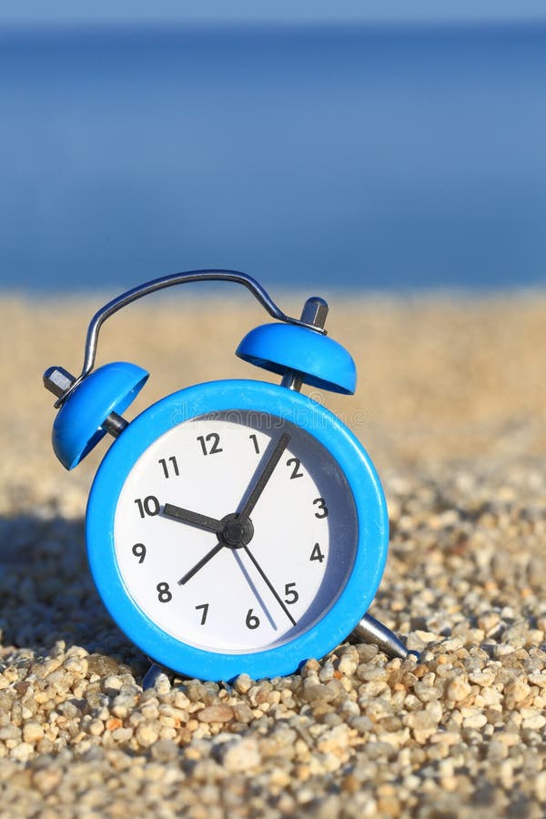 Despertador na praia fotos de stock royalty free