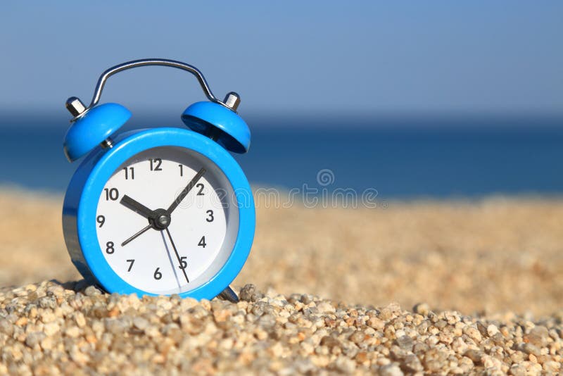 Despertador na praia fotografia de stock royalty free