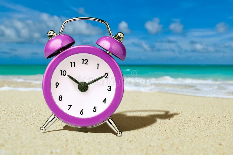 Despertador no conceito do tempo de férias da praia imagem de stock