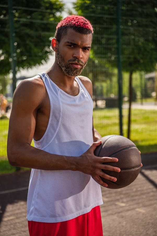 Bola de basquete no campo de esportes. estilo de vida saudável e