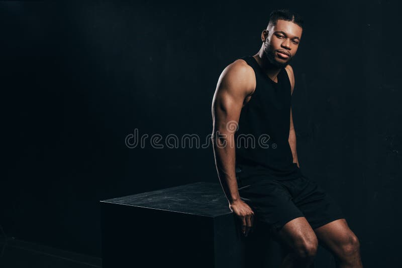 desportista afro-americano novo considerável fotografia de stock desportista afro-americano novo considerável fotografia de stock