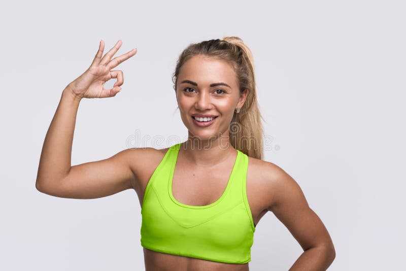 Desportista alegre a gesticular para a câmara imagens de stock