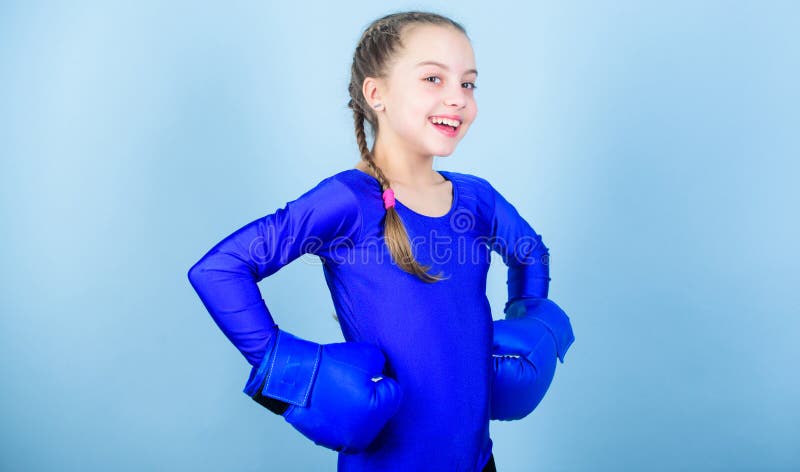 Desportista feliz da crian?a em luvas de encaixotamento Exerc?cio do pugilista pequeno da menina KO de perfura??o Atividade da in imagens de stock Desportista feliz da crian?a em luvas de encaixotamento Exerc?cio do pugilista pequeno da menina KO de perfura??o Atividade da in imagens de stock