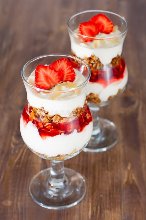 Dessert Avec Du Yaourt Et La Granola Image stock Image du doux