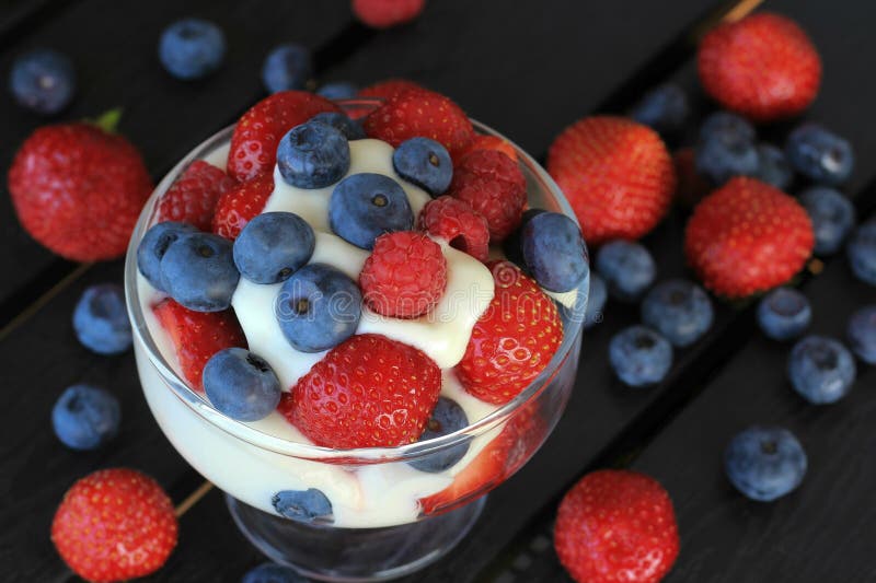 Dessert con le bacche fresche immagine stock libera da diritti Dessert con le bacche fresche immagine stock libera da diritti