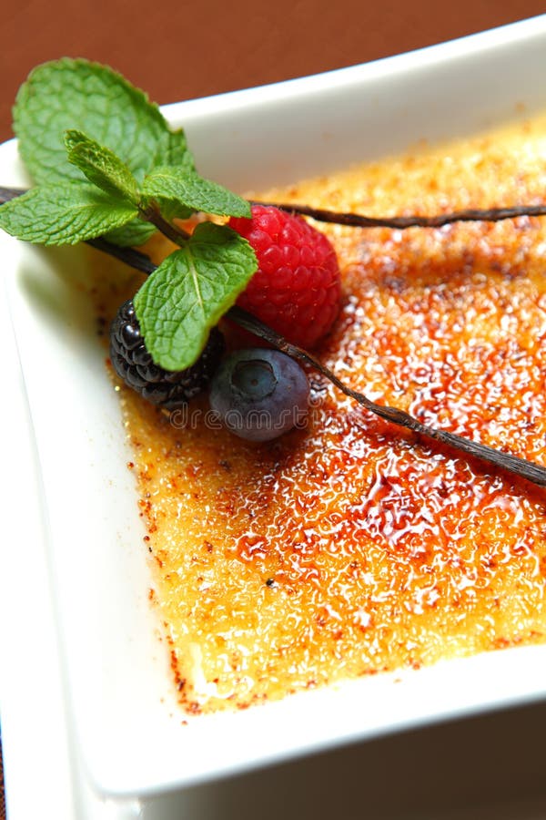 Dessert creme brulee