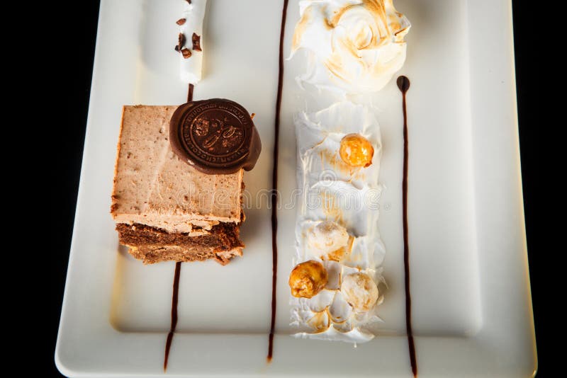 Dessert cremoso della mousse del caramello saporito del primo piano di vista superiore fotografia stock Dessert cremoso della mousse del caramello saporito del primo piano di vista superiore fotografia stock