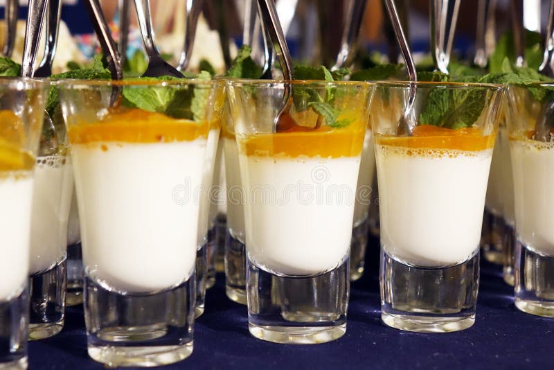 Dessert crémeux et crème glacée salée de caramel dans des pots en verre avec la menthe fraîche photos stock Dessert crémeux et crème glacée salée de caramel dans des pots en verre avec la menthe fraîche photos stock
