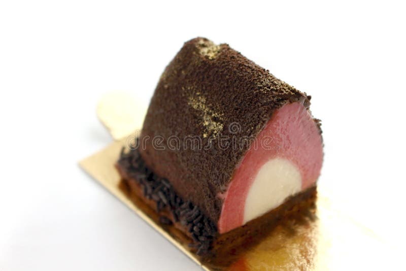 Dessert d'or texturisé de mousse de grenade de pépite de chocolat sur le caboteur d'or d'isolement sur le blanc photographie stock Dessert d'or texturisé de mousse de grenade de pépite de chocolat sur le caboteur d'or d'isolement sur le blanc photographie stock