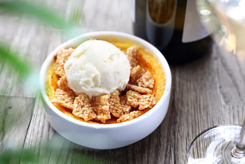 Dessert de brûlé crème avec la crème glacée et le sésame en caramel photos stock Dessert de brûlé crème avec la crème glacée et le sésame en caramel photos stock