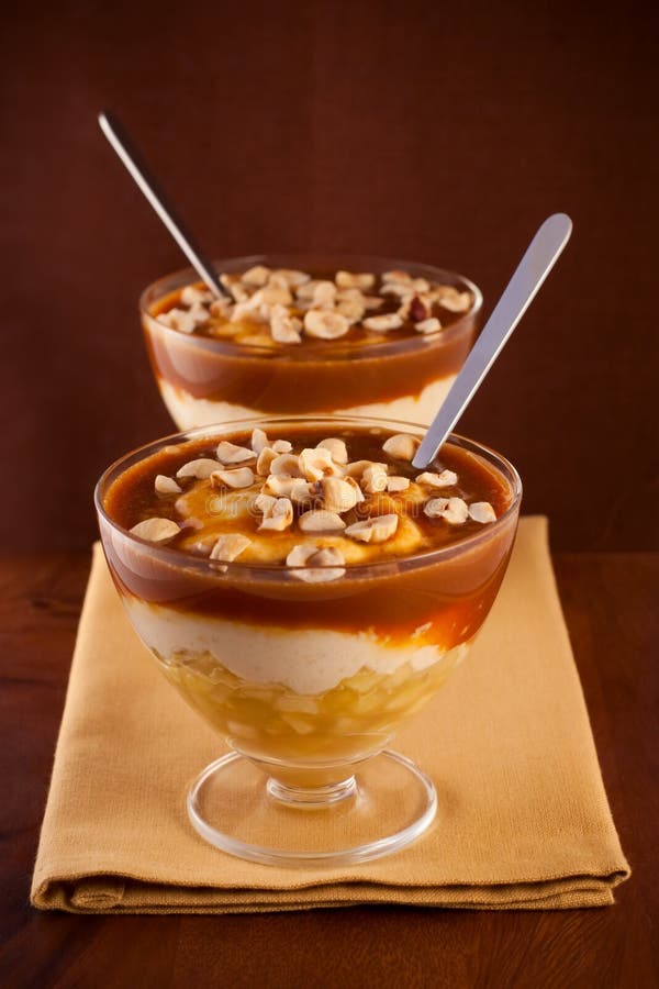 Dessert De Caramel De Pomme Image stock Image du sauce, verticale