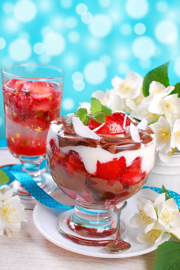 Dessert de chocolat et de noix de coco avec des fraises image stock Dessert de chocolat et de noix de coco avec des fraises image stock