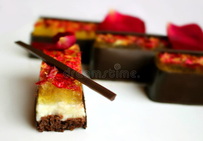 Dessert de citron et de chocolat avec des pétales de rose sur le fond blanc image stock Dessert de citron et de chocolat avec des pétales de rose sur le fond blanc image stock