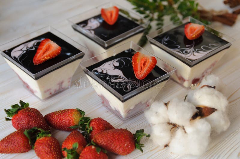 Dessert de crème anglaise dans un verre avec les fraises fraîches sur le fond blanc image libre de droits Dessert de crème anglaise dans un verre avec les fraises fraîches sur le fond blanc image libre de droits