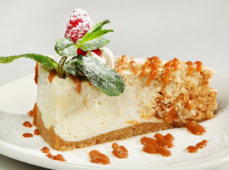 Dessert de Philadelphie de gâteau au fromage du fromage fondu décoré des feuilles en bon état et des baies photo libre de droits Dessert de Philadelphie de gâteau au fromage du fromage fondu décoré des feuilles en bon état et des baies photo libre de droits