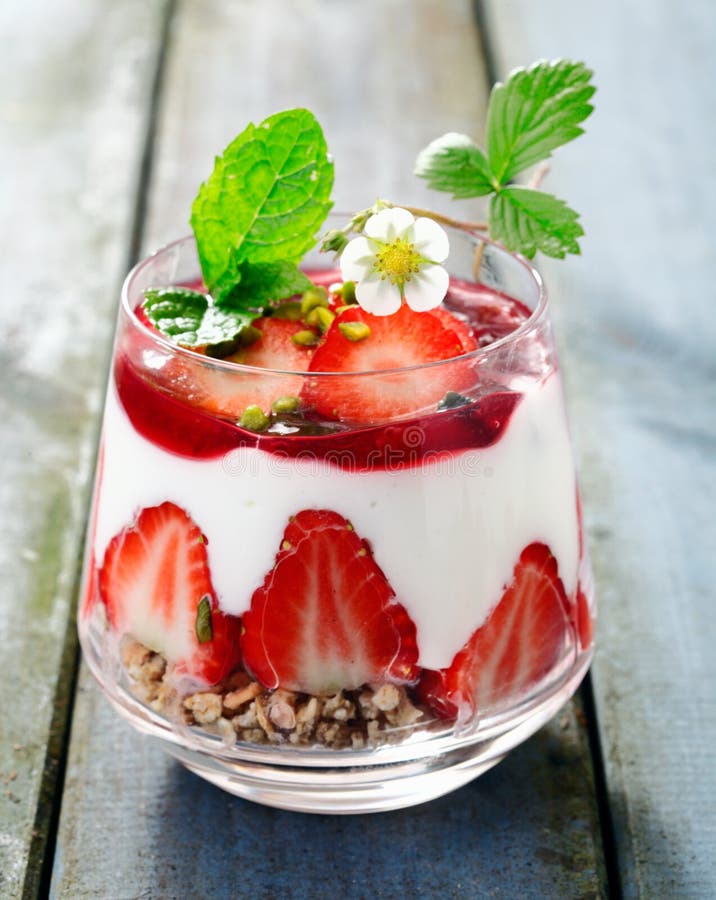 Dessert decorativo squisito della fragola fotografia stock libera da diritti Dessert decorativo squisito della fragola fotografia stock libera da diritti