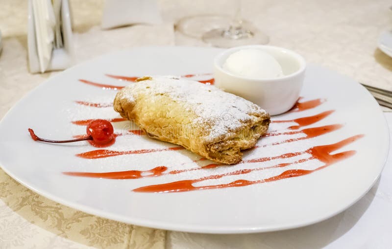 Dessert del calzolaio della ciliegia fotografie stock Dessert del calzolaio della ciliegia fotografie stock