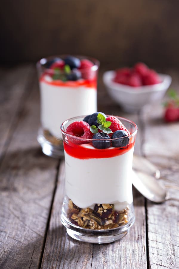 Dessert della bacca e del yogurt in piccoli vetri immagini stock libere da diritti Dessert della bacca e del yogurt in piccoli vetri immagini stock libere da diritti