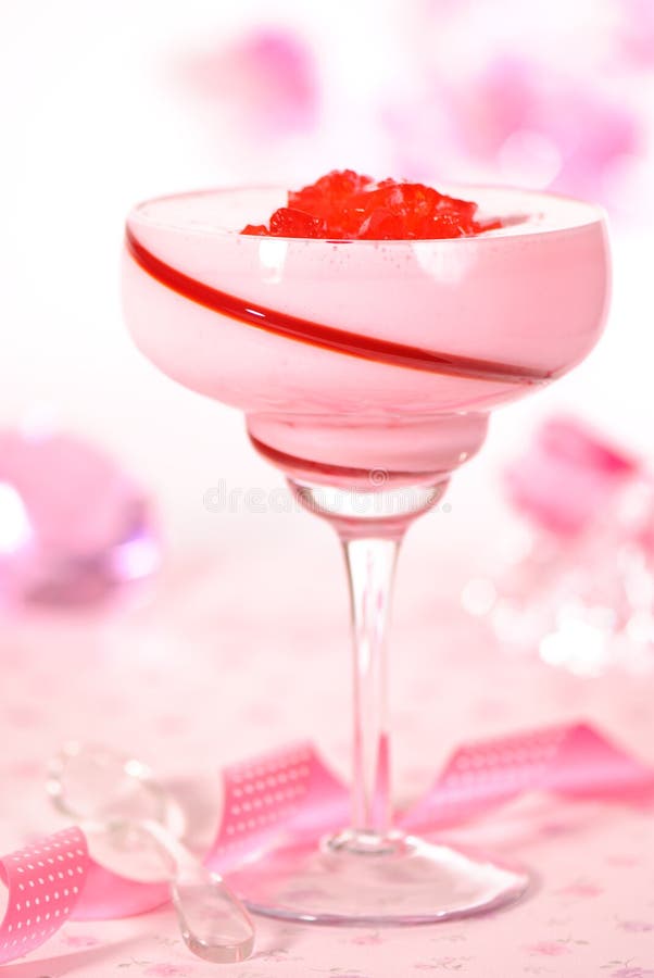 Dessert Di Jello Della Fragola Fotografia Stock - Immagine di foglio