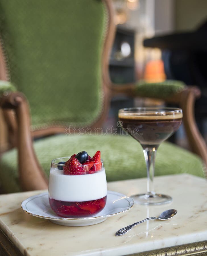 Dessert di kota di Pana e cioccolato belga su una tavola di marmo su una sedia d'annata fotografia stock libera da diritti Dessert di kota di Pana e cioccolato belga su una tavola di marmo su una sedia d'annata fotografia stock libera da diritti