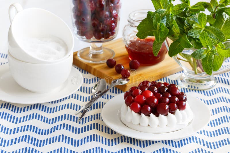 Dessert dolce con i mirtilli rossi Dolce della meringa decorato con i mirtilli rossi fotografie stock Dessert dolce con i mirtilli rossi Dolce della meringa decorato con i mirtilli rossi fotografie stock