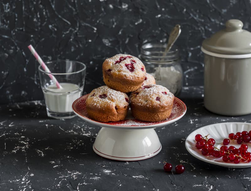 Dessert délicieux d'été - petits pains de groseille rouge sur un fond foncé photos stock Dessert délicieux d'été - petits pains de groseille rouge sur un fond foncé photos stock