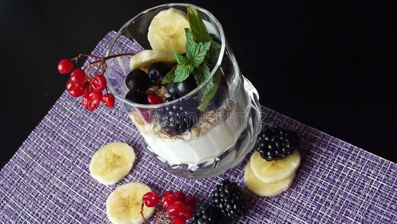 Dessert délicieux dans un verre image libre de droits Dessert délicieux dans un verre image libre de droits