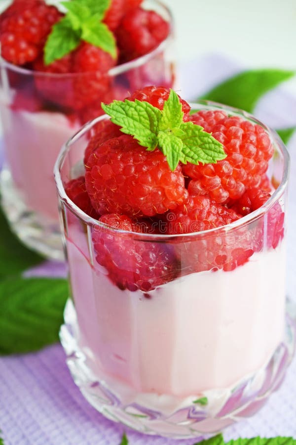 Dessert délicieux des framboises mûres image stock Dessert délicieux des framboises mûres image stock