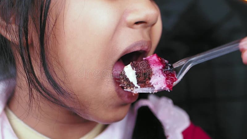 Dessert délicieux et joyeux un enfant heureux dégustant un gâteau avec une fourchette clips vidéos