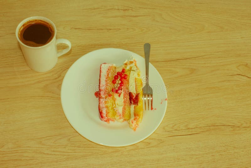 Dessert et café sur la table en bois Gâteau et coffe de vanille de tranche images stock Dessert et café sur la table en bois Gâteau et coffe de vanille de tranche images stock