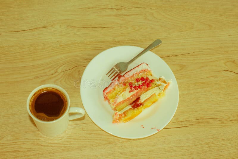 Dessert et café sur la table en bois Gâteau et coffe de vanille de tranche photographie stock Dessert et café sur la table en bois Gâteau et coffe de vanille de tranche photographie stock