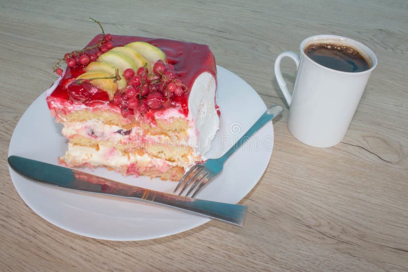 Dessert et café sur la table en bois Gâteau et café de vanille de tranche dans le plat sur la table en bois photographie stock Dessert et café sur la table en bois Gâteau et café de vanille de tranche dans le plat sur la table en bois photographie stock