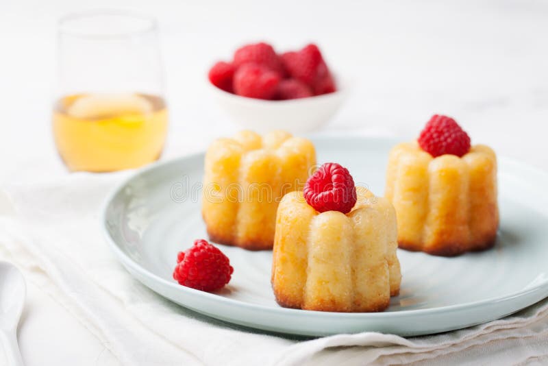 Dessert français, gâteaux, caneles, baba au rhum images libres de droits Dessert français, gâteaux, caneles, baba au rhum images libres de droits