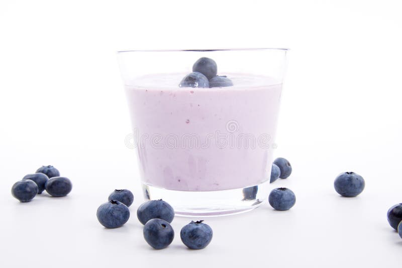 Dessert fresco saporito di scossa del yogurt di mirtillo fotografia stock