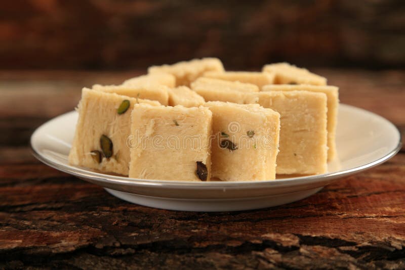 Dessert indiano --Halwa di Soan servito in piatto, fotografia stock Dessert indiano --Halwa di Soan servito in piatto, fotografia stock