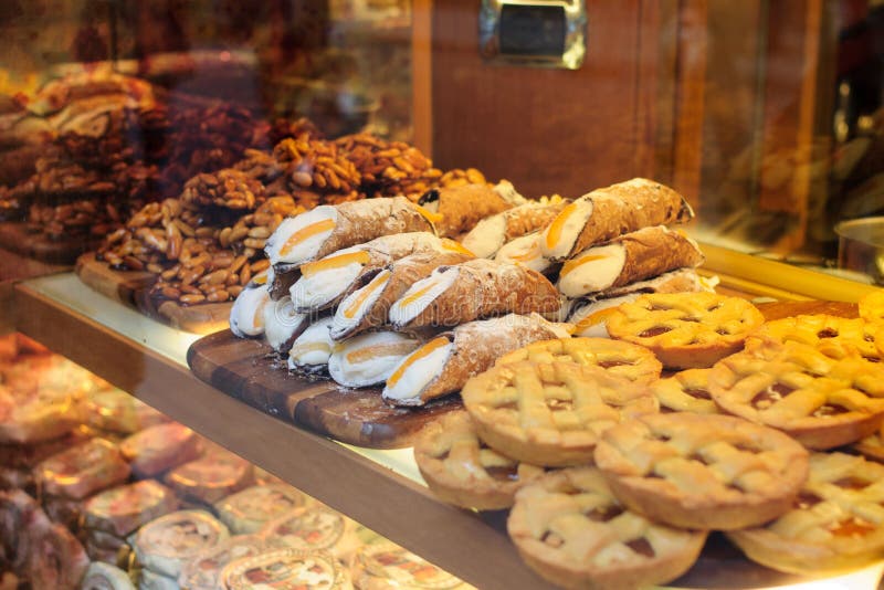 Dessert italien de Cannoli, pâtisserie sicilienne photos stock Dessert italien de Cannoli, pâtisserie sicilienne photos stock