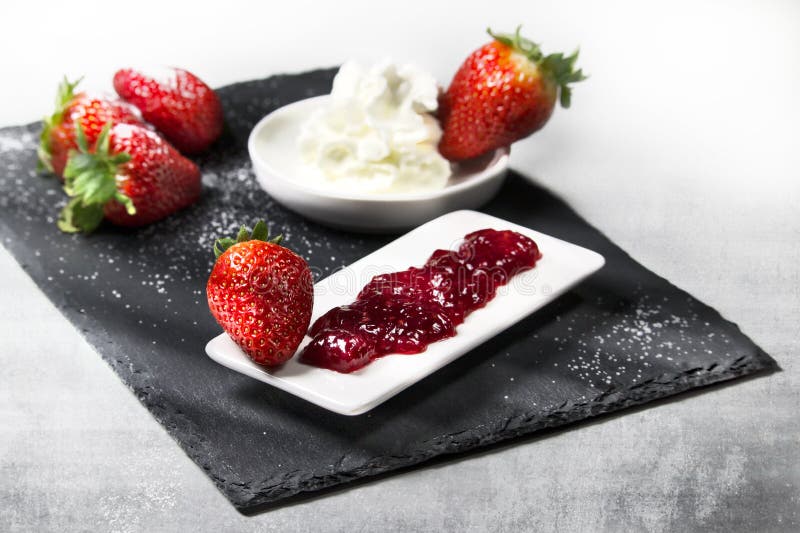 Dessert op een steenplaat stock fotografie Dessert op een steenplaat stock fotografie