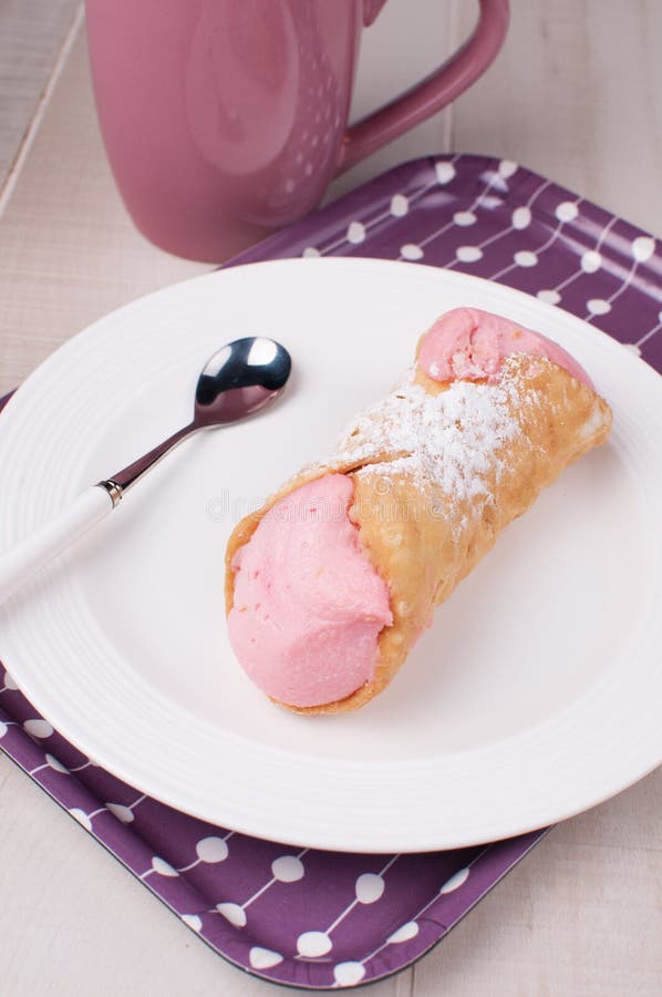 Dessert traditionnel italien de cannoli de fraise photos stock Dessert traditionnel italien de cannoli de fraise photos stock