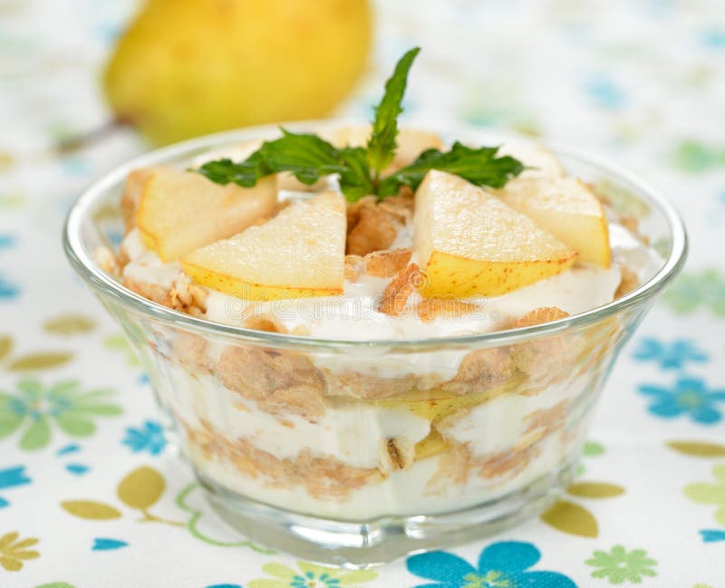 Dessert Van Muesli En Yoghurt Met Peer Stock Afbeelding Image of